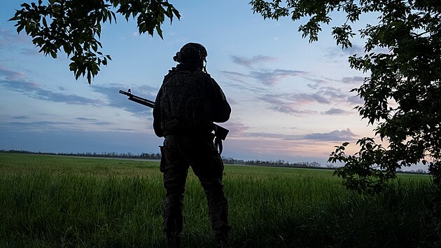 Ukrajinsk vojk na hldce u msta Vovansk v Charkovsk oblasti (19. kvtna 2024)