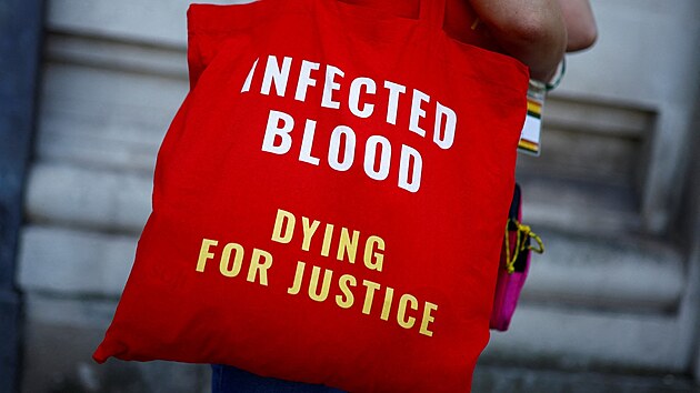 Kampa ve Velk Britnii za odkodnn obtem skandlu s infikovanou krv (19. kvtna 2024)