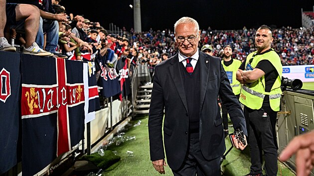 Trenér Claudio Ranieri si po posledním utkání trenérské kariéry uívá ovace...