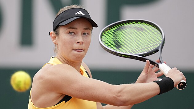 Amerianka Katie Volynetsov se napahuje k deru ve druhm kole Roland Garros.