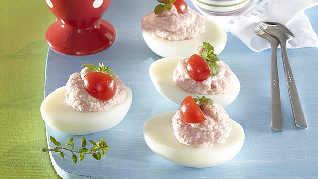 Vejce plnná vajíkovou a salámovou náplní