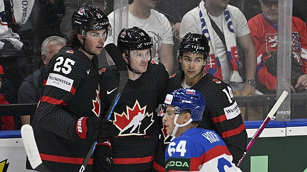 Kana�an� se raduj� z branky ve �tvrtfin�le proti Slovensku.