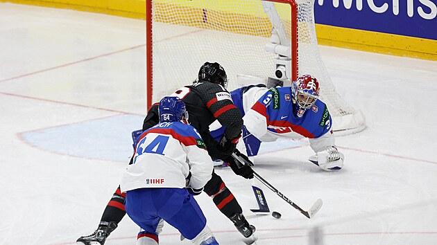 Jared McCann sk�ruje prvn� g�l Kanady, pom�h� mu ne��astn� z�krok brank��e Samuela Hlavaje.