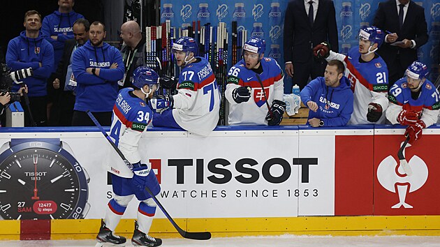 Peter Cehl�rik slav� se spoluhr��i sn�en� s Kanadou.