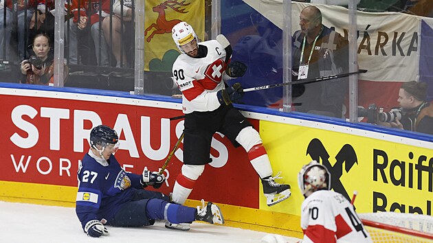 Oliver Kapanen pad po souboji u mantinelu se vcarem Romanem Josim.
