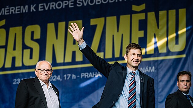 L�dr eurokandid�tky SPD a Trikolory Petr Mach na p�edvolebn�m m�tinku SPD na V�clavsk�m n�m�st�. (23. kv�tna 2024)