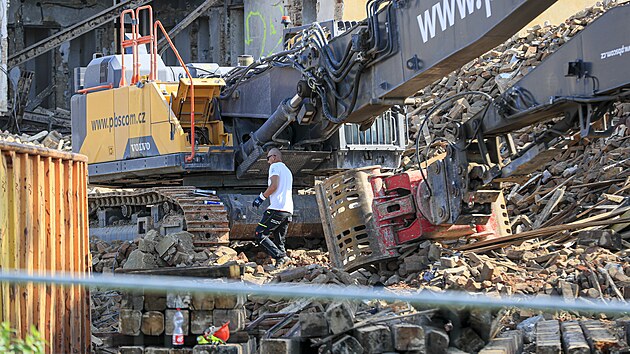 Dlnci v Brn demolujc dvojici vybydlench budov v ulici Trnit. Jejich odstrannm se uvoln prostor pro budovn novho ndra. (27.5.2024)