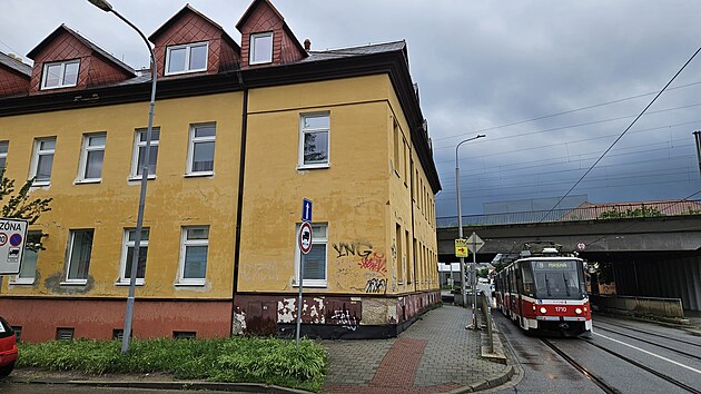Do idenick budovy Domova svat Ludmily chyst Dieczn charita Brno pesunout Centrum slueb pro lidi v krizi a bez domova. Mstn se proti tomu bou.