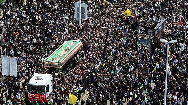 Smuten host se astn pohbu obt havrie vrtulnku, pi n zahynul i rnsk prezident Ebrhm Ras. (22. kvtna 2024)