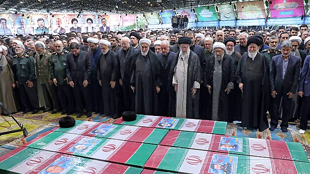 rnsk nejvy vdce ajatollh Al Chamene se modl na pohbu obt havrie vrtulnku, pi n zahynul rnsk prezident Ebrhm Ras. (22. kvtna 2024)