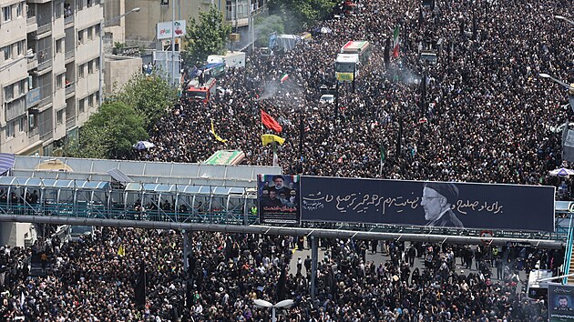 Smuten host se astn pohbu obt havrie vrtulnku, pi n zahynul i rnsk prezident Ebrhm Ras. (22. kvtna 2024)