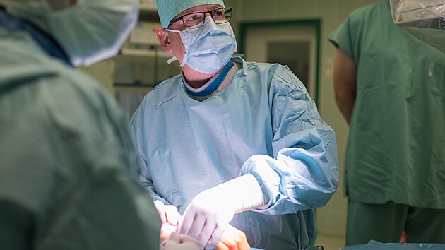 Prim ortopedie Radek Pavlin s tmem pi operaci kloubn nhrady zpst. (24. kvtna 2024)