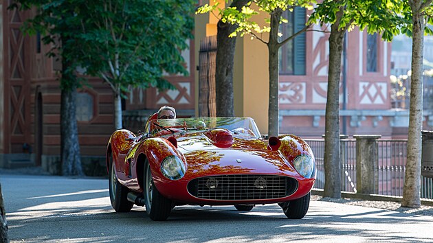 Ferrari 335 S z roku 1957 putovalo do It�lie z USA. V roce 2016 jeden z t�chto voz� zm�nil majitele v aukci za 868 milion� korun.