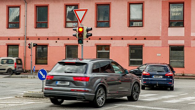 Ken Mnesovy a B. Nmcov. Z fotografie je patrn, e idi audi u projd na ervenou.