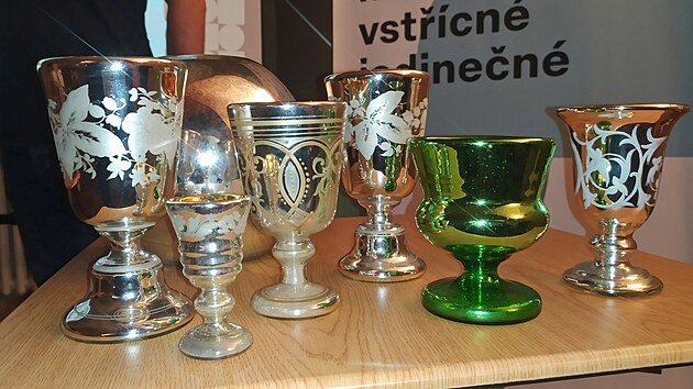 Atraktivn vrobky ze stbenho skla se podailo Muzeu Vysoiny koupit od sbratele za vhodnou cenu.