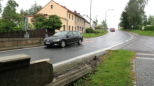 Pokozena je okrajov st kamennho zbradl. Oprava pinese dopravn omezen.