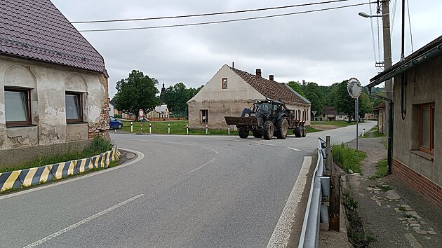 Nepjemn a hlavn nebezpen kiovatka v Pohledu u Havlkova Brodu. Silnice I/19 tu zat do pravho hlu mezi domy, vozovka je zk. Kvli rozen kiovatky budou zbourny dva domy.