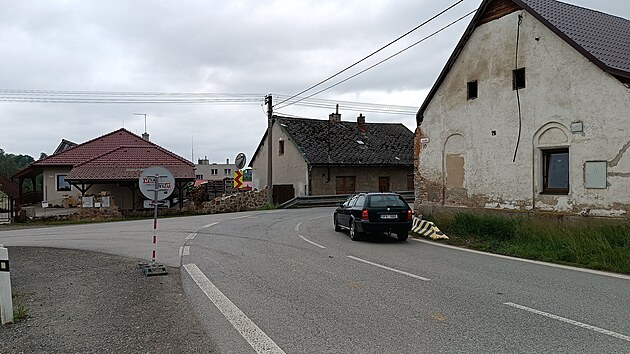 Nepjemn a hlavn nebezpen kiovatka v Pohledu u Havlkova Brodu. Silnice I/19 tu zat do pravho hlu mezi domy, vozovka je zk. Kvli rozen kiovatky budou zbourny dva domy.