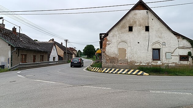 Nepjemn a hlavn nebezpen kiovatka v Pohledu u Havlkova Brodu. Silnice I/19 tu zat do pravho hlu mezi domy, vozovka je zk. Kvli rozen kiovatky budou zbourny dva domy.