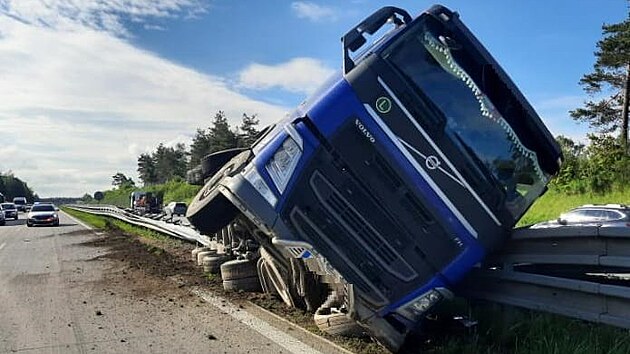 Kamion se na D1 u Mna poloil do stedovch svodidel, vysypal se z nj nklad. (23. kvtna 2024)