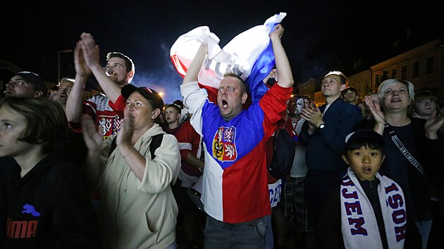 Hokejov fanouci sledovali finle svtovho ampiontu v Tebi na Karlov nmst.