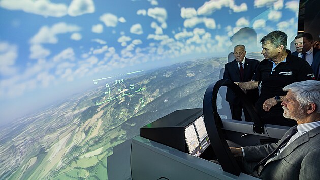 Prezident Petr Pavel na letovm simultoru v pardubickm Centru leteckho vcviku. (21. kvtna 2024)