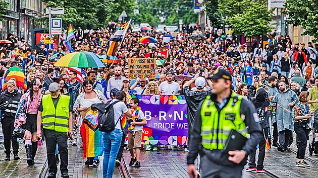 Brnem proel duhov prvod oslavujc queer komunitu. Zakonil tak tdenn festival Brno Pride Week. (25. kvtna 2024)