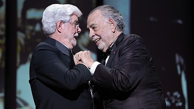 Re�is�r George Lucas a Francis Ford Coppola po ud�len� Zlat� palmy b�hem slavnostn�ho zakon�en� 77. ro�n�ku filmov�ho festivalu v Cannes. (25. kv�tna 2024)