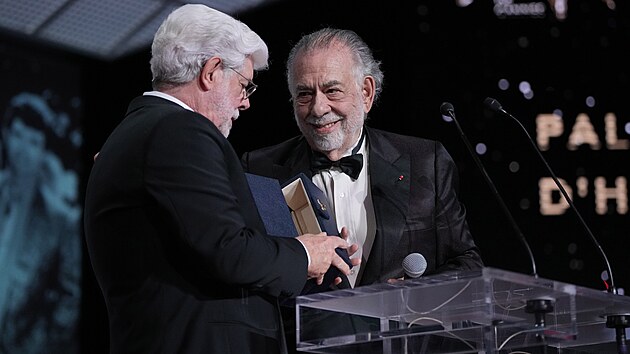 Re�is�r George Lucas a Francis Ford Coppola po ud�len� Zlat� palmy b�hem slavnostn�ho zakon�en� 77. ro�n�ku filmov�ho festivalu v Cannes. (25. kv�tna 2024)