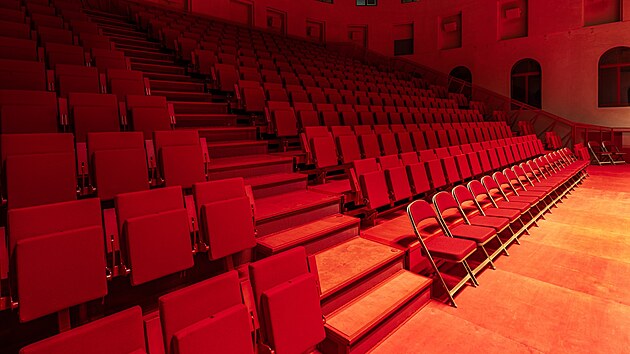 Celkov� po�et m�st na sezen� je 266, kapacitu v�ak lze roz���it o dal�� dv� �ady samostatn� stoj�c�ch divadeln�ch �idl�, tedy o 36 m�st.