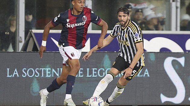 Dan Ndoye (vlevo) z Boloni v souboji s Adrienem Rabiotem z Juventusu Turín.