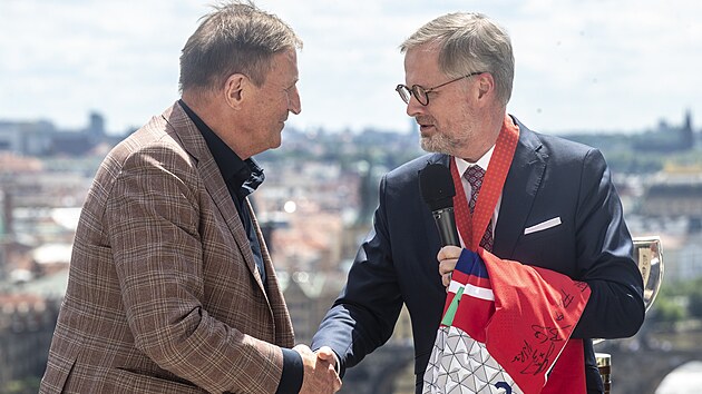Alois Hadamczik na setk�n� �esk�ch hokejist� s premi�rem Petrem Fialou. (29. kv�tna 2024)