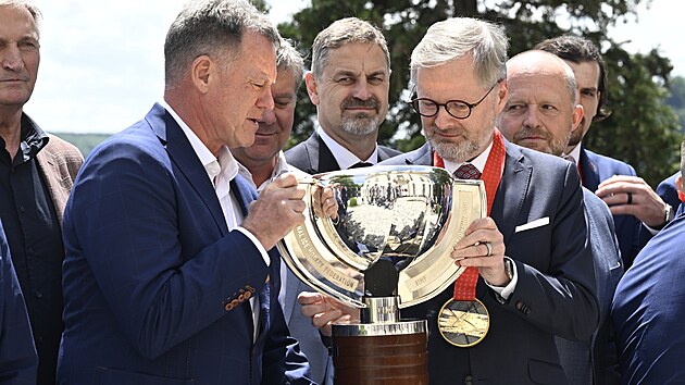 Premir Petr Fiala dr spolen s hokejovm trenrem nrodnho tmu Radimem Rulkem pohr za vtzstv.(29. kvtna 2024)