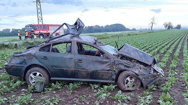 Auto se otoilo pes stechu a skonilo v poli. (20. kvtna 2024)