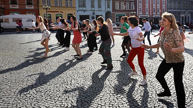 Vce ne ti destky lid tanily na chebskm nmst Krle Jiho swing v rmci celosvtov akce Shim Sham Flashmob. (26. kvtna 2024)