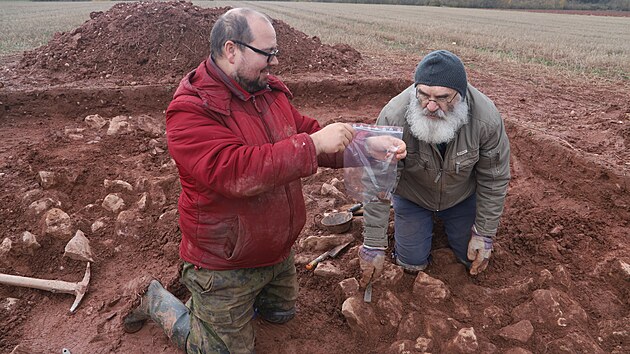 Vznamn archeologick nlez hrobu z doby haltatsk v pondl prezentovalo karlovarsk muzeum. (20. kvtna 2024)