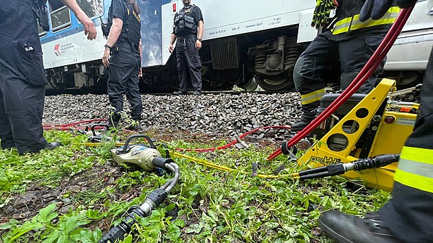 U Mal ermn nad Orlic auto narazilo do vlaku, posdka nepeila. (21. kvtna 2024)