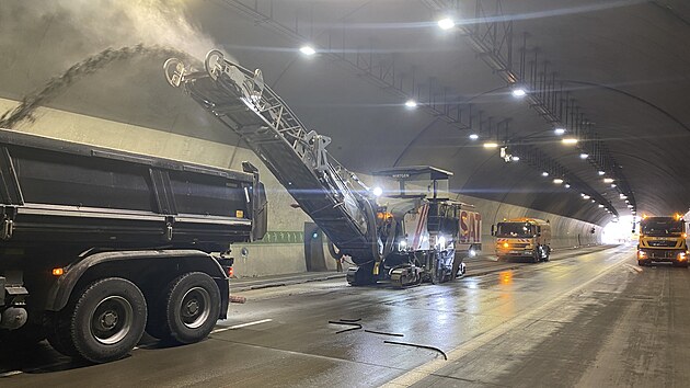 Zaala kompletn vmna povrchu v jinm tubusu tunelu Valk na dlninm obchvatu Plzn. Doprava je svedena do druhho tubusu. (21. kvtna 2024)