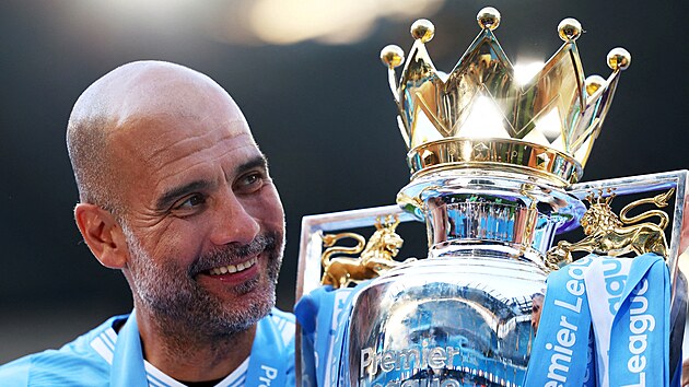 Pep Guardiola se mazl� s trofej� pro v�t�ze Premier League. Anglickou ligu s...
