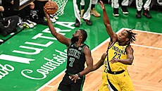 Jaylen Brown z Bostonu zakon�uje, o blok se je�t� sna�í Aaron Nesmith z Indiany.