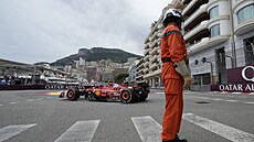Carlos Sainz pi tréninku na Velkou cenu Monaka.