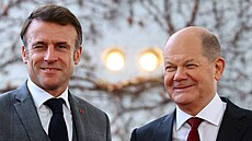 Francouzský prezident Emmanuel Macron s nmeckým kancléem Olafem Scholzem na...