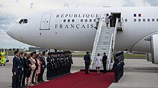 Francouzský prezident Emmanuel Macron p�ijel se svou man�elkou Brigitte na...