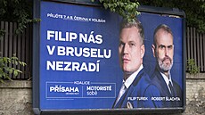 Krom lídra Filipa Turka (vlevo) je na billboardech Písahy s Motoristy i...
