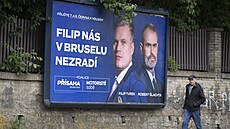 Na billboardu koalice Písahy s Motoristy je krom lídra Filipa Turka (vlevo) i...
