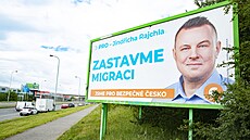 P�edseda PRO Jind�ich Rajchl na billboardu v pra�ských ulicích slibuje, �e...