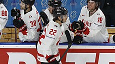 Kanadský útoník Dylan Cozens slaví gól v zápase proti výcarsku na hokejovém...