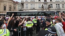 �e�tí hokejisté p�ijí�d�jí na Starom�stské nám�stí.