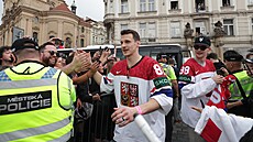 Dominik Kubalík a Martin Neas vítají fanouky na Staromstském námstí.