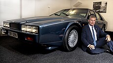 Lídr Motorist Filip Turek vlastní 15 veterán. Na snímku je s vozem Aston...